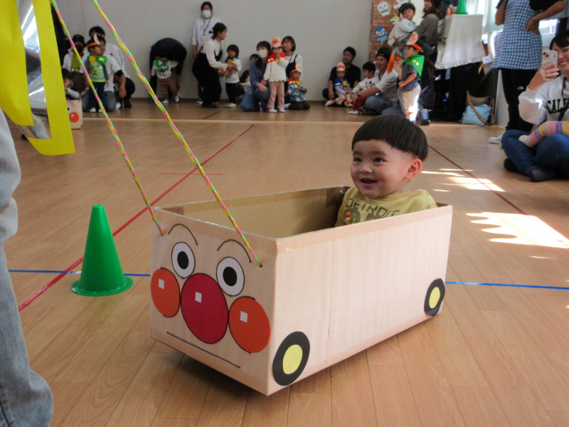 アンパンマン号に乗って出発！運転手さんはお家の人♪