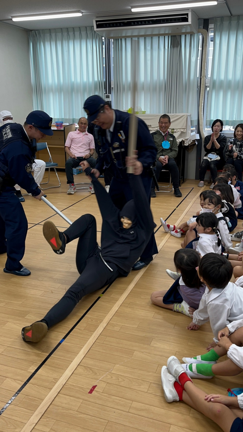 確保ーっ！！流石お巡りさん。素早く捕まえてくれました！(事前打ち合わせ無しです。)